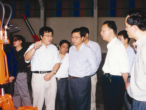1999年，時(shí)任浙江省委書(shū)記的張德江視察開(kāi)山集團